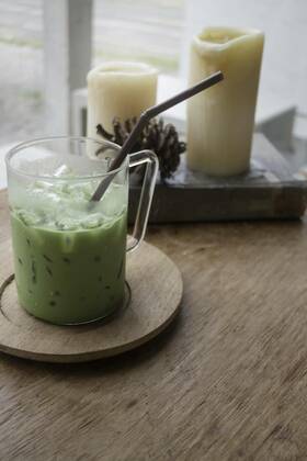  Iced green tea latte on wooden table, 12.10.2020, Copyright: xnalinratphix Panthermedia25807709