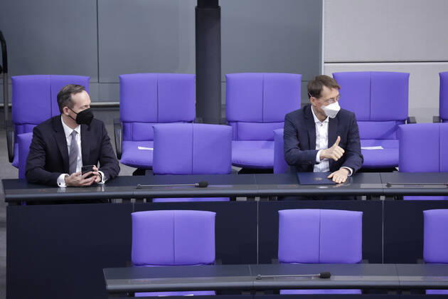 Volker Wissing, Federal Minister for Digital Affairs and Transport, FDP, and Prof Karl Lauterbach, Federal Minister for Health, SPD, on the government bench, DEU, Berlin, 08 12 2021.