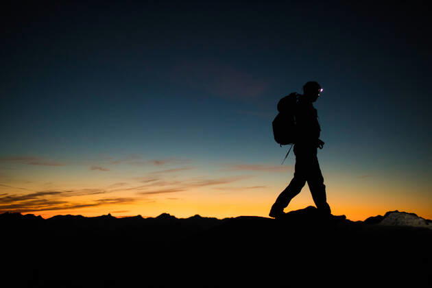 Creative Highlights Symbolbilder IMAGO Creative: 2022 Aussichten Backpacker hiking ridge at night via headlamp. Vancouver, British Columbia, Canada CR_JDIP220114D-840250-01 ,model released, Symbolfoto