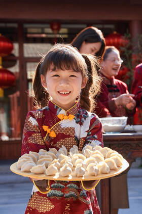IMAGO Creative, Food, Dumplings Cute girl with dumplings China, 22 10 2021, model released, Copyright: xViewxStockx, cpmh-252246f07e.jpg, Chinese New Year,Chinese Dumpling,Outdoors,Sihe Yuan,Courtyard,Classical Chinese Garden,Only Women,Women,Child,Girls,Standing,Hands Cupped,Collection,Togetherness,china,Happiness,Fashion,Three People,Beijing,Celebration,Cheerful,Childhood,Traditional Culture,Oriental Ethnicity,Adult,Cute,Chinese Culture,Leisure Activity,Fun,People,Traditional Festival,Chinese Ethnicity,Asian and Indian Ethnicities,Asia,Familial Affection,Laughing,Young Adult,Senior Adult,Food,Preparation,Table,New Year s Eve,Aura,Enjoyment,Relaxation,Content,5 to 6 year olds,25-29 Years,65-69 Years,Focus On Foreground,Vertical,Color Image,Photography Copyright: xViewxStockx