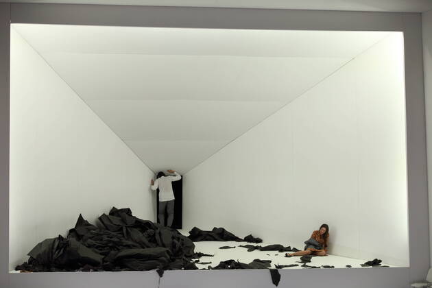 Bilder des Jahres 2022, Entertainment 01 Januar Entertainment Themen der Woche KW03 Carlo Vistoli (als Orfeo) und Nadja Mchantaf (als Euridice) während der Fotoprobe für Orfeo ed Euridice in der Komischen Oper Berlin, 19. Januar 2022. Azione teatrale per musica in drei Akten von Christoph Willibald Gluck. Musikalische Leitung David Bates. Inszenierung Damiano Michieletto. Bühne Paolo Fantin. Kostüme Klaus Bruns. Premiere ist am 23. Januar 2022. Komische Oper Berlin Orfeo ed Euridice