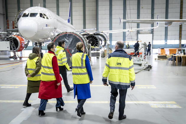 Prime Minister Mette Frederiksen S, Pia Olsen Dyhr SF and Mai Villadsen EL in connection with the Prime Minister and party leaders from support parties visiting Copenhagen Airport, Thursday 20 January 2022, Kastrup Denmark Copyright: RitzauxScanpix MadsxClausxRasmussenx 102 spdk20220120-164333-L