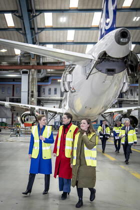 Prime Minister Mette Frederiksen S, Pia Olsen Dyhr SF and Mai Villadsen EL in connection with the Prime Minister and party leaders from support parties visiting Copenhagen Airport, Thursday 20 January 2022, Kastrup Denmark Copyright: RitzauxScanpix MadsxClausxRasmussenx 102 spdk20220120-164521-L