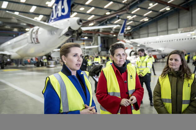 Prime Minister Mette Frederiksen S, Pia Olsen Dyhr SF and Mai Villadsen EL in connection with the Prime Minister and party leaders from support parties visiting Copenhagen Airport, Thursday 20 January 2022, Kastrup Denmark Copyright: RitzauxScanpix MadsxClausxRasmussenx 102 spdk20220120-164541-L