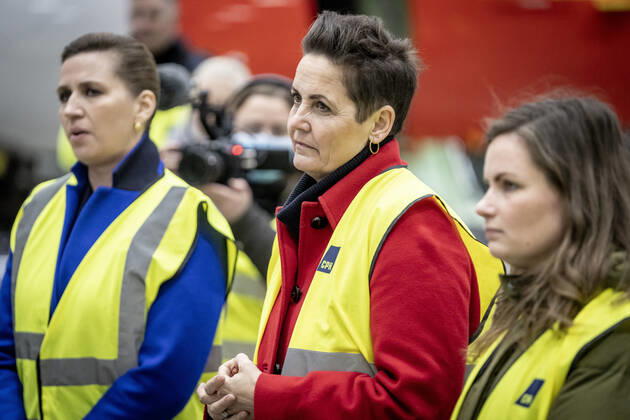 Prime Minister Mette Frederiksen S, Pia Olsen Dyhr SF and Mai Villadsen EL in connection with the Prime Minister and party leaders from support parties visiting Copenhagen Airport, Thursday 20 January 2022, Kastrup Denmark Copyright: RitzauxScanpix MadsxClausxRasmussenx cop102 spdk20220120-173758-L
