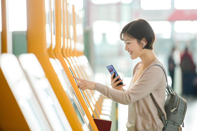 Business lady in the airport to use automatic machines China, 12 04 2019, model released, Copyright: xViewxStockx, cpmh-185179f07w.jpg, Travel,Business Travel,Business,Businesswoman,Airport,Women,Beauty,Ticket Machine,Automated,Buying,Convenience,Airport Lounge,Lobby,china,One Person,Holding,Headphones,Mobile Phone,Internet,Cursor,Human Finger,Touching,Visual Screen,Tourist,Business Person,White Collar Worker,Journey,back pack,East Asia,Oriental Ethnicity,Adult,People,Chinese Ethnicity,Asian and Indian Ethnicities,Indoors,Day,Horizontal,Photography,Color Image,Asia,Tourism,Air Transport Building,Young Adult,Young Women,Airplane Ticket,Aerospace Industry,Public Utility,Mode of Transport,25-29 Years Copyright: xViewxStockx