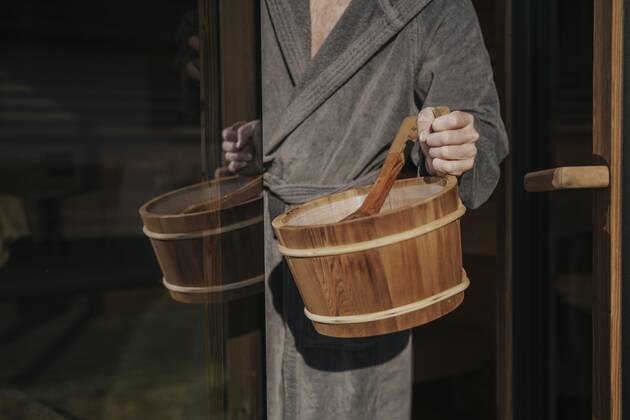 Man with infusion tub in sauna Copyright: imageBROKER/MichaelaxBegsteiger ibxbeg07324478