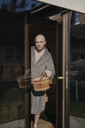 Man with infusion tub in sauna Copyright: imageBROKER/MichaelaxBegsteiger ibxbeg07325213