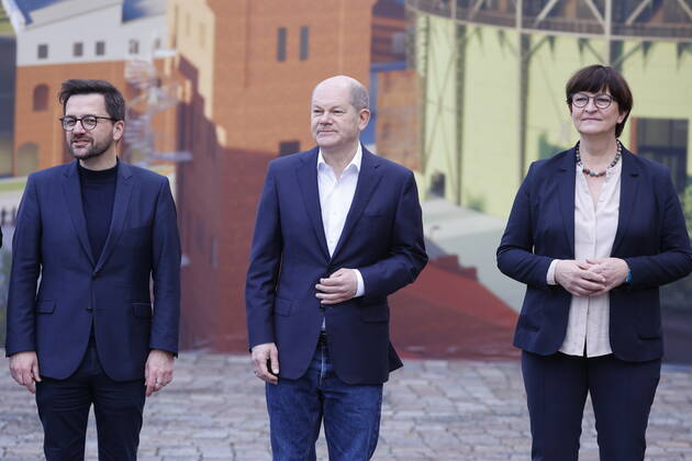 Thomas Kutschaty, Deputy Party Chairman, MdL, Chairman of the SPD Parliamentary Group in the State Parliament of North Rhine-Westphalia, Olaf Scholz, Federal Chancellor, Saskia Esken, Federal Chairwoman of the SPD, Germany, Berlin, SPD Executive Committee Retreat on the EUREF Campus Site