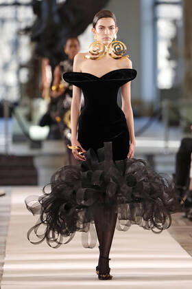 Bilder des Jahres 2022, Entertainment 01 Januar Entertainment Themen der Woche KW04 Entertainment Bilder des Tages (220125) -- PARIS, Jan. 25, 2022 -- A model presents a creation of Schiaparelli s Spring Summer 2022 Haute Couture collections during Paris Fashion Week in Paris, France, Jan. 24, 2022. (Photo by Xinhua) FRANCE-PARIS-FASHION WEEK-SCHIAPARELLI PieroxBiasion