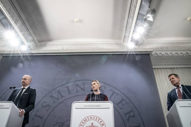 Prime Minister Mette Frederiksen S, Minister of Health Magnus Heunicke S and Director of the National Board of Health Soeren Brostroem during a press conference on the corona situation in the Mirror Room in the Prime Ministers Office, Wednesday 26 January 2022, Copenhagen Denmark  Copyright: RitzauxScanpix MadsxClausxRasmussenx cop104 spdk20220126-220942-L