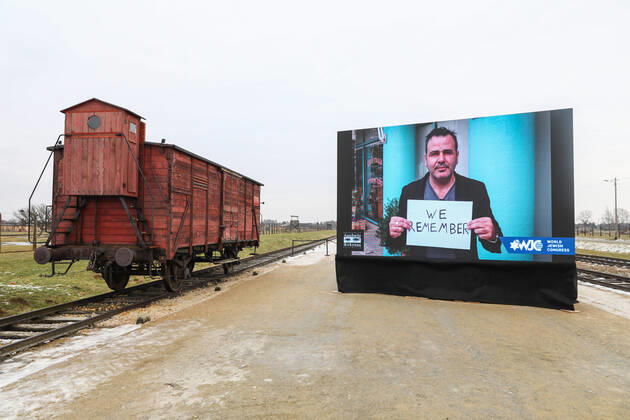 Bilder des Jahres 2022, News 01 Januar News Themen der Woche KW04 News Bilder des Tages 77th Anniversary Of Auschwitz - Birkenau Liberation An original railway carriage used for deportations and a screen showing videos of World Jewish Congress for the 77th Anniversary of Auschwitz - Birkenau Liberation are seen at the former Nazi-German Auschwitz II-Birkenau concentration and extermination camp in Brzezinka near Oswiecim, Poland on January 27, 2022. Oświęcim Poland Copyright: xBeataxZawrzelx originalFilename: zawrzel-77thanni220127_npDJs