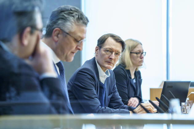 News Themen der Woche KW04 News Bilder des Tages Bundespressekonferenz in Berlin - Aktuelle Corona-Lage und -Maßnahmen - Prof. Dr. Karl Lauterbach, Bundesminister für Gesundheit mit Prof. Dr. Lothar H. Wieler, Präsident Robert Koch-Institut RKI -und Prof. Dr. med. Christian Karagiannidis, Fakultät für Gesundheit, Uni Witten Herdecke und Wissenschaftliche Leitung DIVI-Intensivregister -;Bundespressekonferenz in Berlin - Aktuelle Corona-Lage und -Maßnahmen - Prof. Dr. Karl Lauterbach, Bundesminister für Gesundheit mit Prof. Dr. Lothar H. Wieler, Präsident Robert Koch-Institut RKI -und Prof. Dr. med. Christian Karagiannidis, Fakultät f,