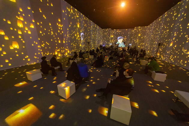 Bilder des Jahres 2022, Entertainment 01 Januar Entertainment Themen der Woche KW04 Entertainment Bilder des Tages Van Gogh Ausstellung Dresden Van Gogh The Immersive Experience, eine Multimediaausstellung in der Zeitenströmung Dresden eine Veranstaltung des Concertbüro Zahlmann GmbH mit Sitz in Berlin. Die Gemälde des Künstlers werden mit Hilfe von aufwendigen Lichtinstallationen und Projektionen mehrfach vergrößert und an den Wänden der Präsentationsräume zum Leben erweckt. Meisterhafte Kunst trifft auf modernste Technik eine Symbiose, die Van Goghs Genialität in ein neues Zeitalter tragen und unvergessen machen wird. Dieses interaktive Kunsterlebnis begeisterte weltweit bereits über eine Million Besucher! Nach Paris, Barcelona, Brüssel und Berlin ist die Immersive Experience ab dem 28.1.2022 erstmals zu Gast In Dre