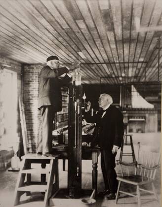 Altes schwarz-weiß Foto, Thomas Edison and Jehr Nachstellung der Evakuierung einer experimentellen Glühbirne, 1929, Fort Myers, Florida, USA, Nordamerika Copyright: imageBROKER RaimundxFranken iblrfn07211723.jpg