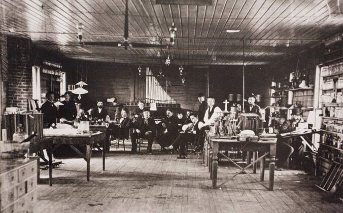 Altes schwarz-weiß Foto, Thomas Edison, Menlo Park laboratory Labor mit elektrischer Beleuchtung,, 1880, Fort Myers, Florida, USA, Nordamerika Copyright: imageBROKER RaimundxFranken iblrfn07211724.jpg