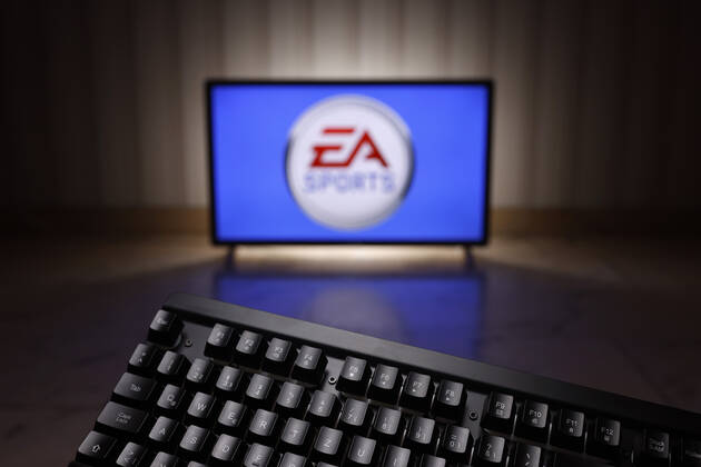 Das Logo der Marke EA Sports des US-amerikanischen Videospielentwicklers und -publishers Electronic Arts auf einem Bildschirm, im Vordergrund eine Computerspiele-Tastatur. (Symbolbild, Symbolfoto) Köln, 01.02.2022 Foto:xC.xHardtx xFuturexImage