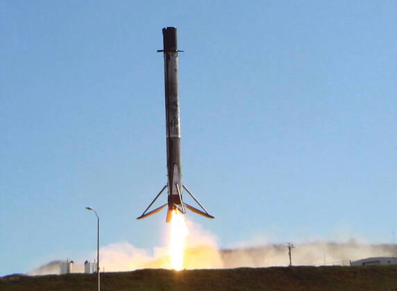 News Bilder des Tages A SpaceX Falcon 9 first stage booster returns back LZ-4 landing sight sight Wednesday, Vandenberg Space Force Base, CA USA. Feb 2,2022. The SpaceX launch with a classified payload for the National Reconnaissance Office, the U.S. government???s spy satellite agency launch at 12:27pm PST. with a successful mission. Vandenberg AFB USA - ZUMAbl1_ 20220202_zaf_bl1_035 Copyright: xGenexBlevinsx