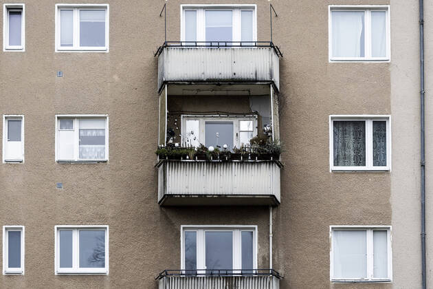 A planted balcony taken in the middle of a nearly abandoned building in Berlin, 03 02 2022 Berlin Germany Copyright: xFlorianxGaertner photothek.dex