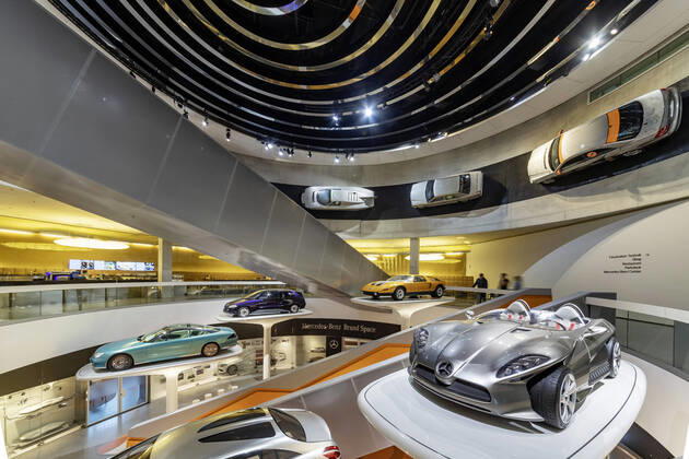 Mercedes Museum Stuttgart. 7 Mythos 7: Silberpfeile Rennen und Rekorde. (Architektur: Ben van Berkel, Architekturbüro UNStudio). Stuttgarts meistbesuchtes Museum ist Teil der Mercedes-Benz Welt in Untertürkheim. DEU; Deutschland, Baden-Württemberg, Stuttgart.