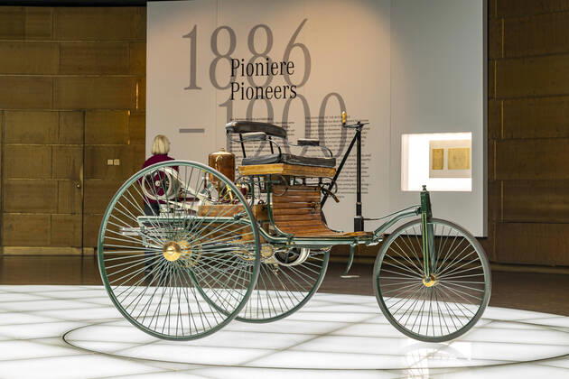 Mercedes Museum Stuttgart. Benz Patent-Motorwagen (1886). (Architektur: Ben van Berkel, Architekturbüro UNStudio). Stuttgarts meistbesuchtes Museum ist Teil der Mercedes-Benz Welt in Untertürkheim. DEU; Deutschland, Baden-Württemberg, Stuttgart.