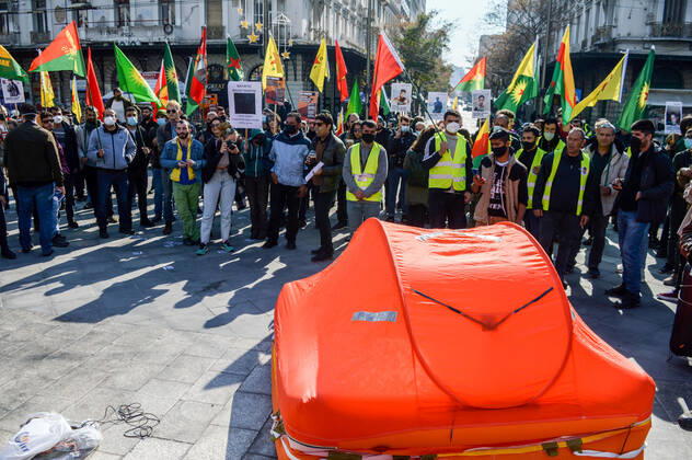 Greece: Protest against migrant pushbacks and border violence in Athens Protesters hold placards as they stand next to an inflatable dinghy, used largely by migrants to cross the seas from Turkey, during a rally against Greece’s alleged pushbacks of migrants and refugees at the border with Turkey. Athens Greece Copyright: DimitrisxAspiotis