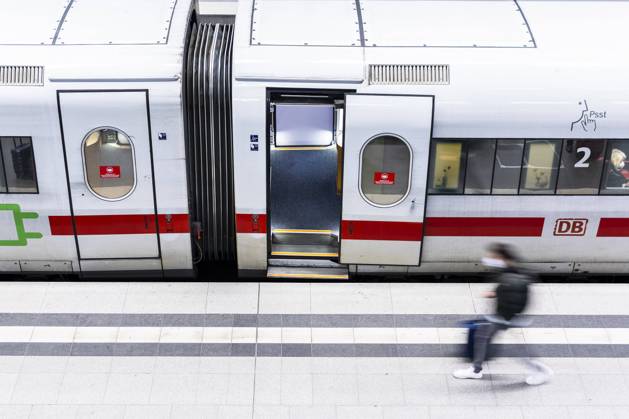 A person with suitcase draws off in front of a standing Deutsche Bahn ICE train in Berlin main station, 07 02 2022 Berlin Germany Copyright: xFlorianxGaertner photothek.dex