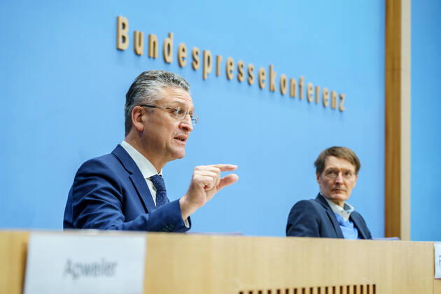 News Themen der Woche KW06 News Bilder des Tages Bundespressekonferenz in Berlin - Aktuelle Corona-Lage und -Maßnahmen - Prof. Dr. Karl Lauterbach, Bundesminister für Gesundheit mit Prof. Dr. Lothar H. Wieler, Präsident Robert Koch-Institut RKI -;Bundespressekonferenz in Berlin - Aktuelle Corona-Lage und -Maßnahmen - Prof. Dr. Karl Lauterbach, Bundesminister für Gesundheit mit Prof. Dr. Lothar H. Wieler, Präsident Robert Koch-Institut RKI -, Berlin Berlin Deutschland Haus der Bundespressekonferenz