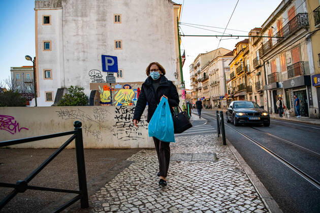 February 7, 2022, Lisbon, Portugal: A woman wearing a face mask as a preventive measure against the spread of coronavirus walks along the street in the historic neighborhood of Graca, Lisbon. Portugal s official records include a total of 2,915,971 confirmed cases of COVID-19 and 20,222 fatalities since the beginning of the pandemic. Lisbon Portugal - ZUMAs197 20220207_zaa_s197_500 Copyright: xJorgexCastellanosx