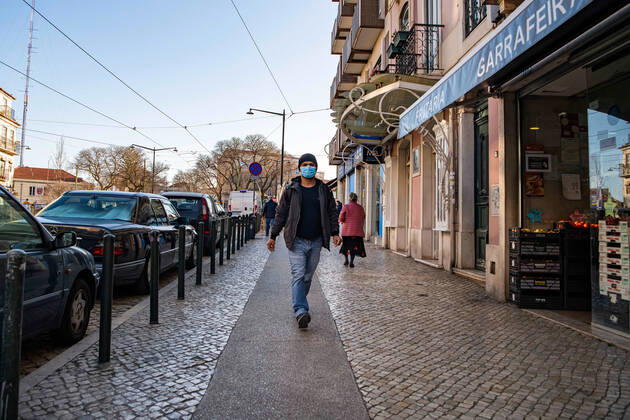 February 7, 2022, Lisbon, Portugal: A man wearing a face mask as a preventive measure against the spread of coronavirus walks along the street in the historic neighborhood of Graca, Lisbon. Portugal s official records include a total of 2,915,971 confirmed cases of COVID-19 and 20,222 fatalities since the beginning of the pandemic. Lisbon Portugal - ZUMAs197 20220207_zaa_s197_501 Copyright: xJorgexCastellanosx