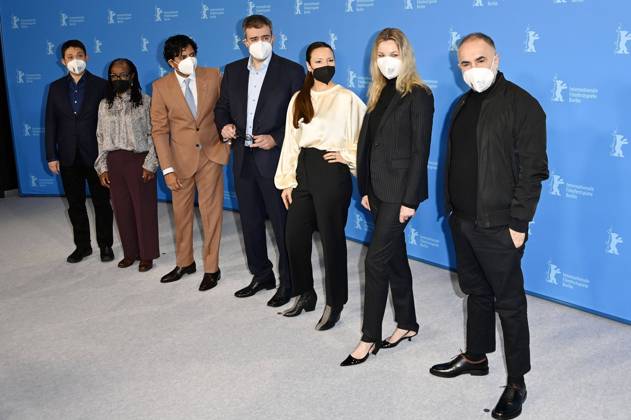 Ryusuke Hamaguchi, Tsitsi Dangarembga, M Night Shyamalan, Said Ben Said, Anne Zohra Berrached, Connie Nielsen and Karim Ainouz at the International Jury Photocall at the Berlinale 2022 72 Berlin International Film Festival at the Grand Hyatt Berlin Hotel, 10 02 2022. Foto:xF.xKernx xFuturexImage