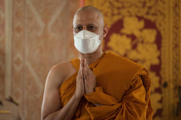 February 10, 2022, Bangkok, Thailand: Famous Indian actor Gagan Malik, pays respect during the Buddhist monk ordination at Wat That Thong in Bangkok..Famous Indian actor Gagan Malik, well known for his role as Lord Buddha in the Sri Lankan film Sri Siddhartha Gauthama and for which he won the Best Actor Award in the World Buddhist Film Festival organized by the United Nations in 2014. Bangkok Thailand - ZUMAs197 20220210_zaa_s197_061 Copyright: xPeeraponxBoonyakiatx