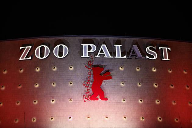 72. Berlinale am Zoo Palast Deutschland, Berlin am 10.02.2022: Das beleuchtete Haus vom Kino Zoo Palast in Charlottenburg mit dem roten Berlinale Bär.