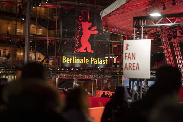 Festivaleröffnung Berlinale 2022, Eröffnung am Abend der Berlinale 2022 72. Internationale Filmfestspiele in Berlin, im Berlinale Palast am Potsdamer Platz. Einige Fans standen am roten Teppich. Berlin Berlin Deutschland