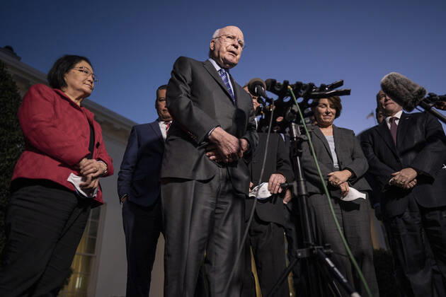 News Bilder des Tages February 10, 2022, Washington, District of Columbia, USA: Sen. Patrick Leahy D-VT, speaks outside the White House after Senate Judiciary Committee Democrats met with U.S. President Joe Biden and the U.S. Vice President Kamala Harris seeking the advice of lawmakers in both parties on the Supreme Court nomination process in the Roosevelt Room of the White House in Washington, D.C., U.S., February 10, 2021 Washington USA - ZUMAs152 20220210_zaa_s152_084 Copyright: xKenxCedenox-xPoolxviaxCNPx