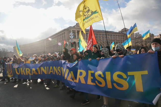 Ukraine Konflikt, Historie February 12, 2022, Kyiv, Ukraine: Ukrainians march through Maidan Square in solidarity against Russian aggression through the street of Kyiv on February 12 2022 in Ukraine. Russia conducts joint military exercises with Belarus to the north and around the border of Ukraine. Americans have been urged to leave Ukraine as soon as possible and Present Biden is scheduled to speak with Putin today by phone. Kyiv Ukraine - ZUMAb148 20220212_zap_b148_100 Copyright: xBryanxSmithx