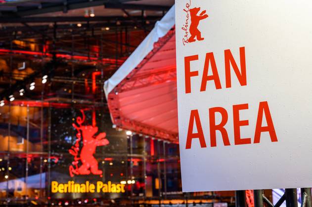 Fanbereich anlässlich der Eröffnung der 72. Internationalen Filmfestspiele Berlin. Wegen der Corona-Pandemie findest das Filmfestival unter stregen Hygieneregeln statt. Es sind nur wenige Fans unter der 2G+ Zugangsregel am Roten Teppich erlaubt. Fan area on the occasion of the opening of the 72nd Berlin International Film Festival. Due to the Corona pandemic, the film festival takes place under strict hygiene rules. Only a few fans are allowed under the 2G+ access rule at the Red Carpet. snapshot-photography B.Niehaus