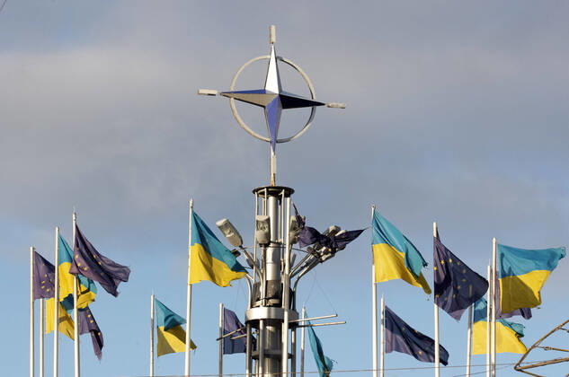 Ukraine Konflikt, Historie Daily Life In Ukraine Amid The Tension On The Border With Russia Flags of Ukraine and European Union are seen in the center of Ukrainian capital Kyiv, Ukraine 12 February 2022. Daily life continues as usual, despite staying the tension on the border with Russia. Ukraine is aware of the risks of escalation of the situation by Russia, but is taking measures for a political and diplomatic settlement , stated by the President of Ukraine Volodymyr Zelensky, according to the President s website. Kyiv Ukraine  Copyright: xSTRx originalFilename: sindeyev-notitle220212_npVkv.jpg