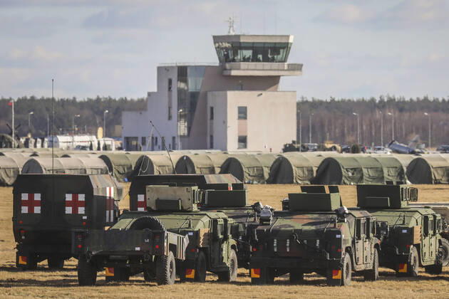 Ukraine Konflikt, Historie U.S. Military Base In Mielec, Poland Military vehicles are seen at the military base for U.S. troops which being established at the Mielec Airport. Mielec, Poland on February 12, 2022. U.S. troops have arrived as reinforcements for its various NATO allies in Eastern Europe, including Poland, as fears grow of a possible Russian invasion of Ukraine Mielec Poland  Copyright: xBeataxZawrzelx originalFilename: zawrzel-usmilita220212_np5GK.jpg