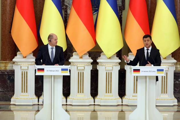 Ukraine Konflikt, Historie KYIV, UKRAINE - FEBRUARY 14, 2022 - Federal Chancellor of the Federal Republic of Germany Olaf Scholz and President of Ukraine Volodymyr Zelenskyy (L to R) holds a joint press conference at Mariinskyi Palace after the meeting, Kyiv, capital of Ukraine. Press conference of Ukrainian President and German Chancellor in Kyiv  Copyright: xVolodymyrxTarasovx