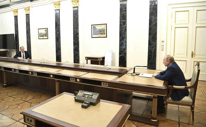 Ukraine Konflikt, Historie February 14, 2022, Moscow, Moscow Oblast, Russia: Russian President Vladimir Putin holds a face-to-face meeting with Foreign Minister Sergey Lavrov at the Kremlin, February 14, 2022 in Moscow, Russia. Lavrov recommended to continue talks with the west over Ukraine. Moscow Russia - ZUMAp138 20220214_zaa_p138_003 Copyright: xAlexeixNikolsky KremlinxPoolx