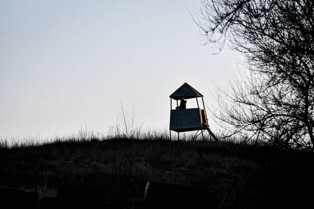 Ukraine Konflikt, Historie ZAPORIZHZHIA REGION, UKRAINE - FEBRUARY 14, 2022 - A soldier is on guard in a watchtower at the Military Training Centre set up within 24 hours in Zaporizhzhia Region, southeastern Ukraine. Military Training Centre in Zaporizhzhia Region  Copyright: xDmytroxSmolyenkox