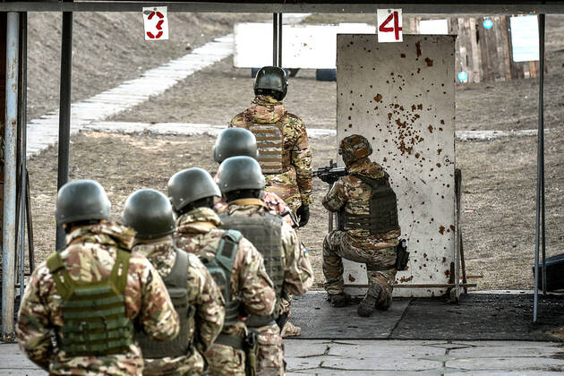 Ukraine Konflikt, Historie ZAPORIZHZHIA REGION, UKRAINE - FEBRUARY 14, 2022 - Soldiers practise at a shooting range at the Military Training Centre set up within 24 hours in Zaporizhzhia Region, southeastern Ukraine. Military Training Centre in Zaporizhzhia Region  Copyright: xDmytroxSmolyenkox