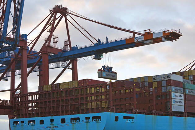 Container being loaded onto a container ship at the container bridge at the Eurogate container terminal , Germany, Hamburg BLWS662167 Copyright: xblickwinkel S.xZiesex