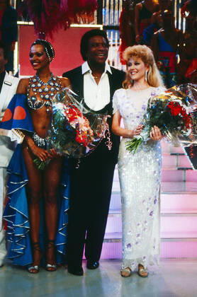 AUDREY LANDERS, ROBERTO BLANCO Audrey Landers, amerikanische Sängerin und Schauspielerin und Sänger Roberto Blanco in einer TV-Show circa 1989. Audrey Landers, American actress and singer with singer Roberto Blanco in a TV show circa 1989., Deutschland Copyright: kpa UnitedArchives55007177 EDITORIAL USE ONLY