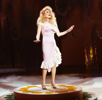 AUDREY LANDERS Audrey Landers, amerikanische Sängerin und Schauspielerin, bei einem TV Auftritt circa 1984. Audrey Landers, American actress and singer, TV performance circa 1984., Deutschland Copyright: kpa UnitedArchives55007183 EDITORIAL USE ONLY