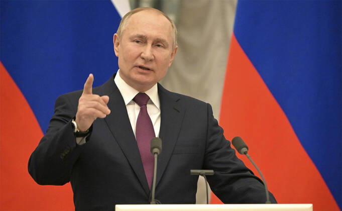 Ukraine Konflikt, Historie February 15, 2022, Moscow, Moscow Oblast, Russia: Russian President Vladimir Putin comments during a joint press conference with German Chancellor Olaf Scholz, following bilateral talks on the Ukrainian crisis at the Kremlin, February 15, 2022 in Moscow, Russia. Moscow Russia - ZUMAp138 20220215_zaa_p138_002 Copyright: xSergeyxGuneev KremlinxPoolx