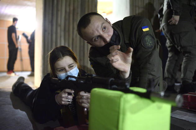 Ukraine Konflikt, Historie LVIV, UKRAINE - FEBRUARY 15, 2022 - A girl aims at a target during the shooting exercises for highschool students at the shooting range of military unit no. 3002 of the National Guard of Ukraine, Lviv, western Ukraine Schoolchildren of Lviv taught to handle weapons  Copyright: xMarkiianxLyseikox
