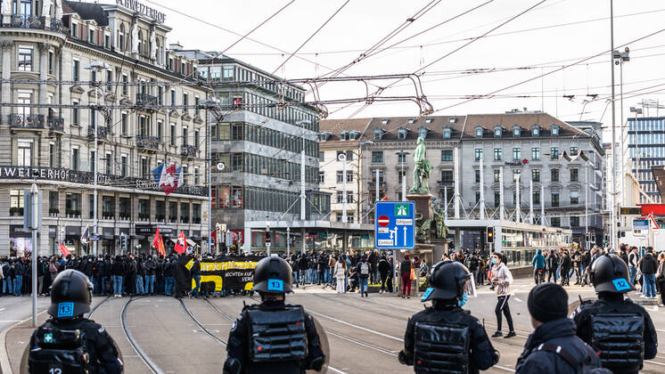 Zürich, Schweiz - 12. Februar 2022: Die linksextreme Antifa hatte für eine Gegendemonstration in Zürich gegen Rechtsextreme aufgerufen. Gekommen sind 2000 meist gewaltbereite, vermummte Personen aus allen Landesteilen der Schweiz. Es kam zu Ausschreitungen mit nicht bezifferbaren Sachschäde, mindestens drei Polizisten wurden verletzt.
