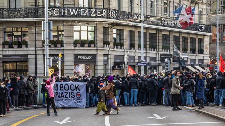 Zürich, Schweiz - 12. Februar 2022: Die linksextreme Antifa hatte für eine Gegendemonstration in Zürich gegen Rechtsextreme aufgerufen. Gekommen sind 2000 meist gewaltbereite, vermummte Personen aus allen Landesteilen der Schweiz. Es kam zu Ausschreitungen mit nicht bezifferbaren Sachschäde, mindestens drei Polizisten wurden verletzt.